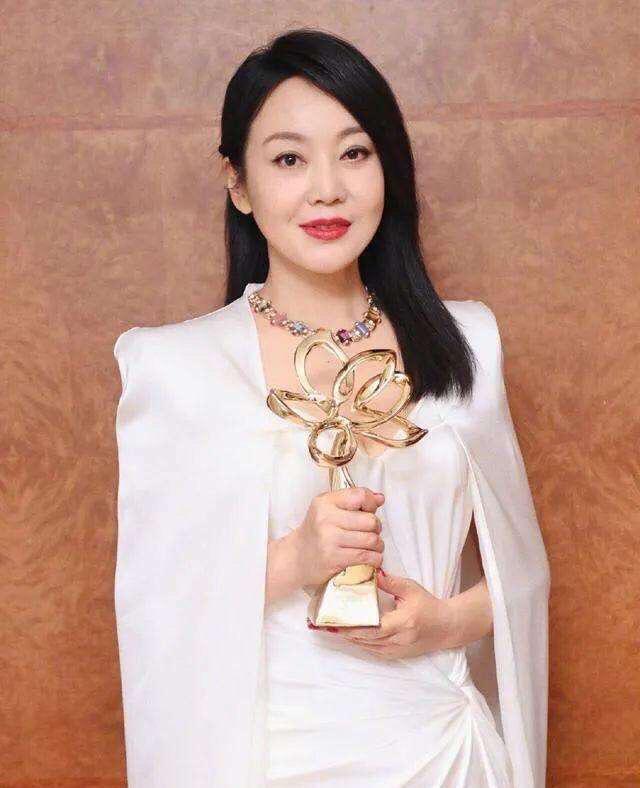 闫妮:从籍籍无名到白玉兰奖视后,她终究活成了女人们