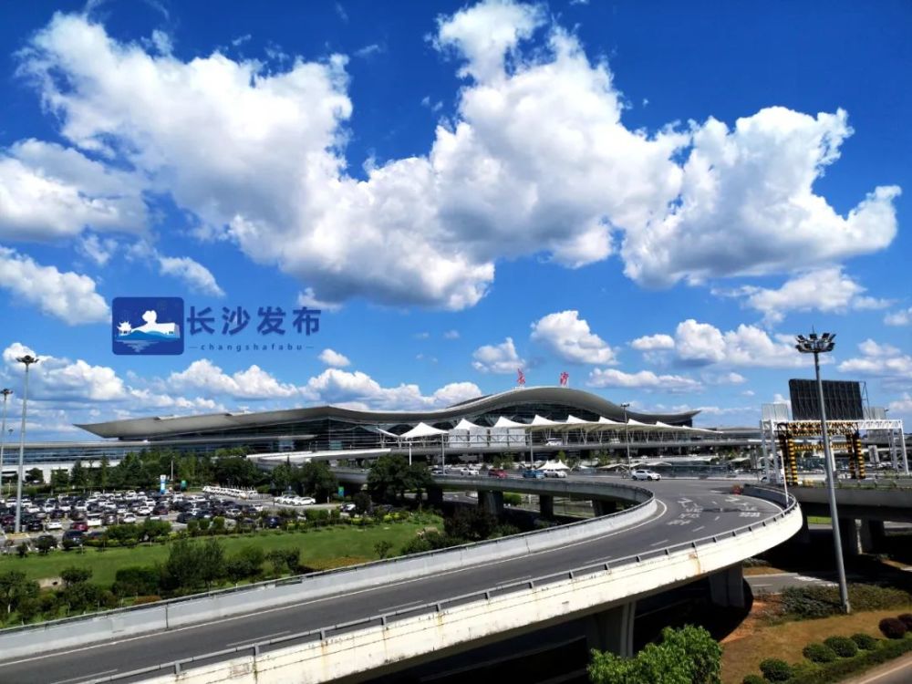 长沙磁浮快线正式载客运营,市民去黄花机场又多了一种新的交通选择.
