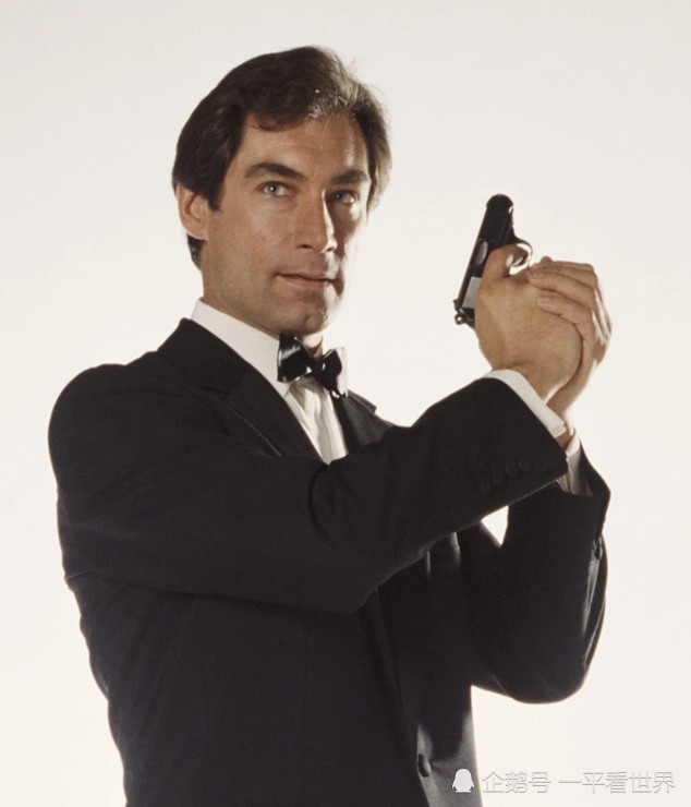 把先后在官方007电影中扮演过邦德的六名演员分成两人一组,让读者投票