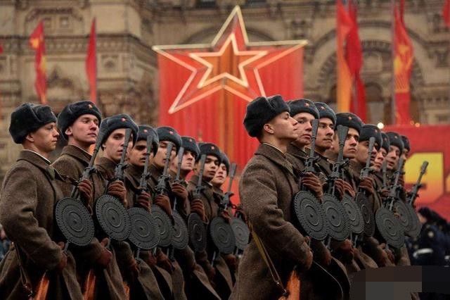 二战中苏军这样庞大规模的兵员是怎样征集来的？