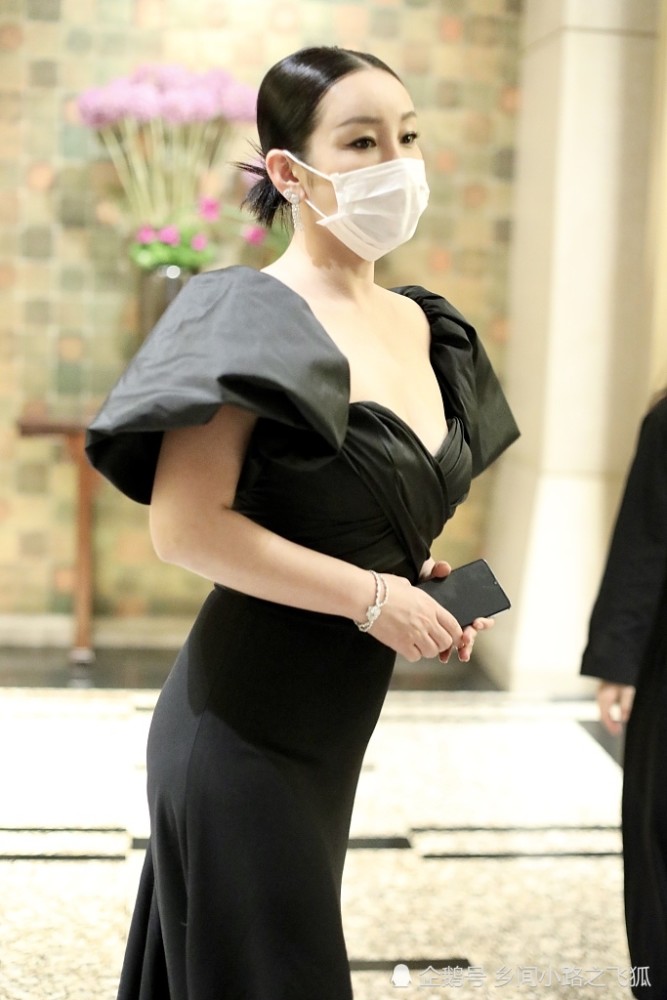 秦海璐黑色礼服搭配恨天高露背装尽显女人味