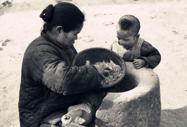 1942年河南大饥荒老照片:灾民吃土吃树皮,比电影里还惨烈!