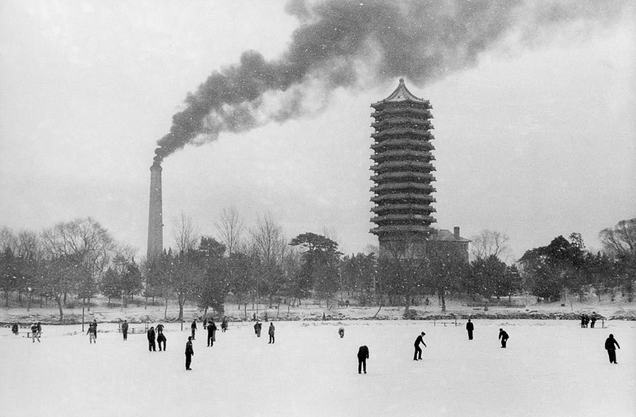 北京大学未名湖上的滑冰人群.
