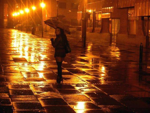 雨夜总是有更多思绪,雨夜是浪漫,雨夜是悲伤!