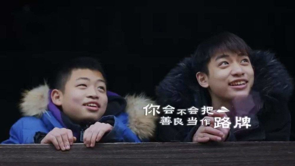 《变形计》中的神仙妹妹回农村后被冷嘲热讽，为救父亲辍学当网红