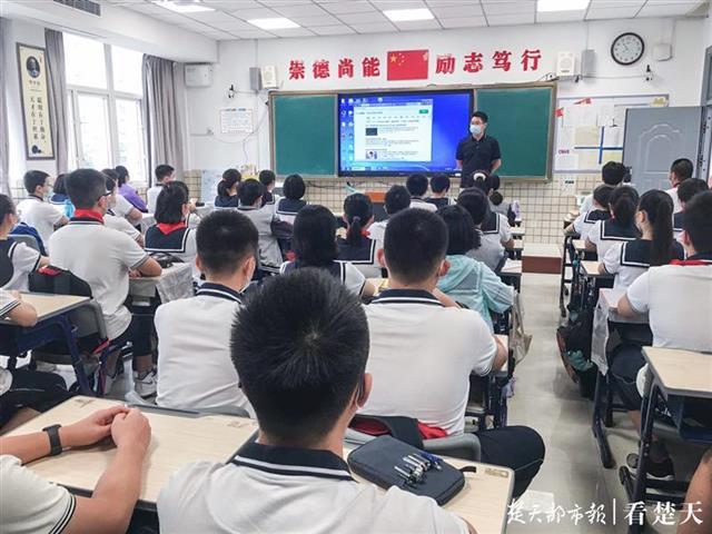 在湖北省水果湖第二初中,学生重新回到教室上课