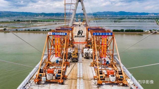 引桥起于汕头市金平区鮀莲街道榕江北岸,跨越榕江后终于汕头市潮阳区