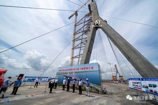 引桥起于汕头市金平区鮀莲街道榕江北岸,跨越榕江后终于汕头市潮阳区