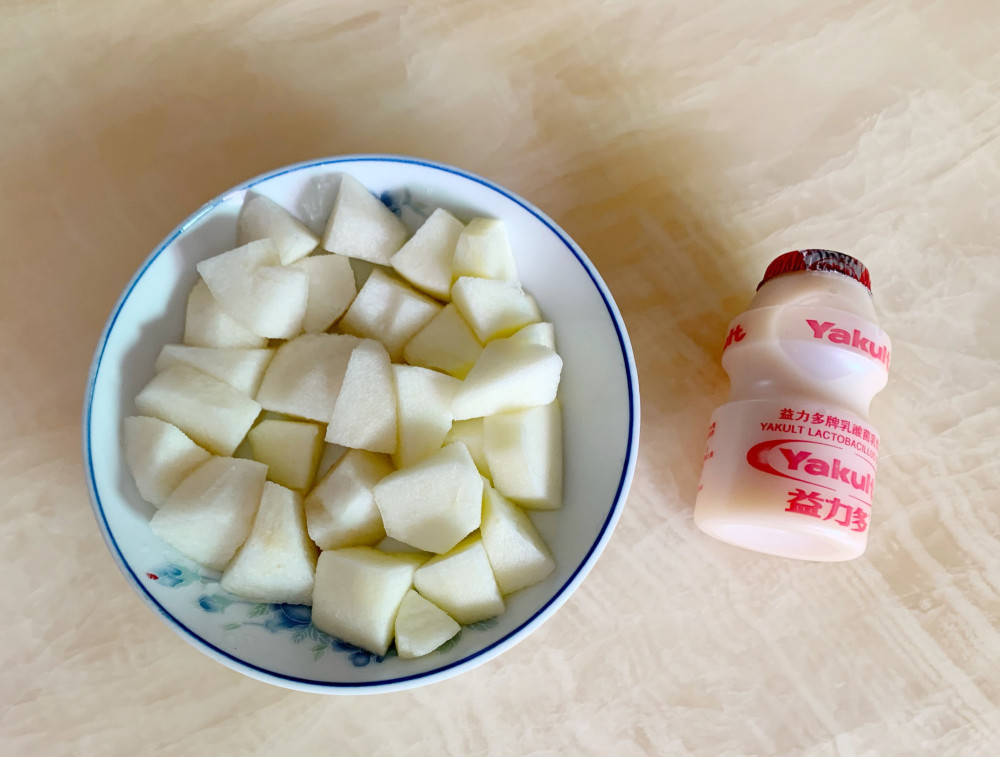 需要的食材:苹果半个,雪梨半个,益力多(养乐多)1瓶.