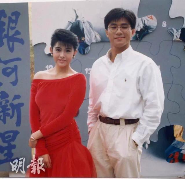 1988年,tvb推出五男五女组合"银河十星,邱淑贞与当时的男朋友邵仲衡