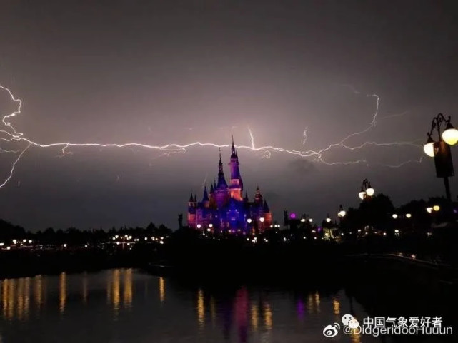 超凶雷雨袭击江浙沪,它和双台风有关,更是今年最持久高温的前奏