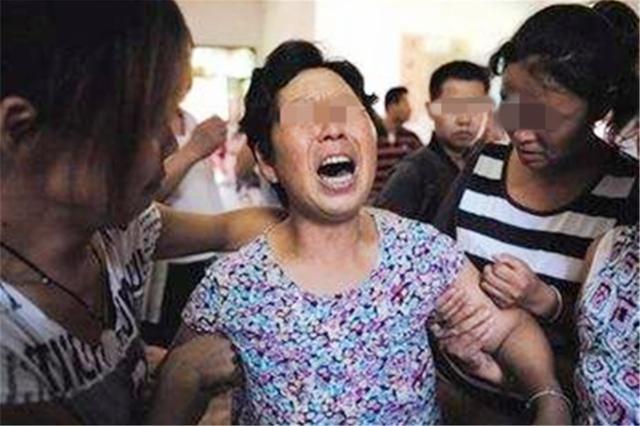 1岁宝宝摔下床，奶奶的错误举动致娃死亡，很多家长仍在犯