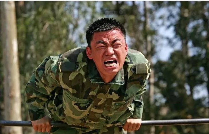 而《神勇投弹手》与《士兵突击》一样,从一个"傻子"士兵讲起.