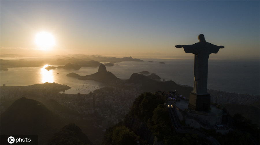 航拍巴西里约基督像 矗立基督山上大气磅礴