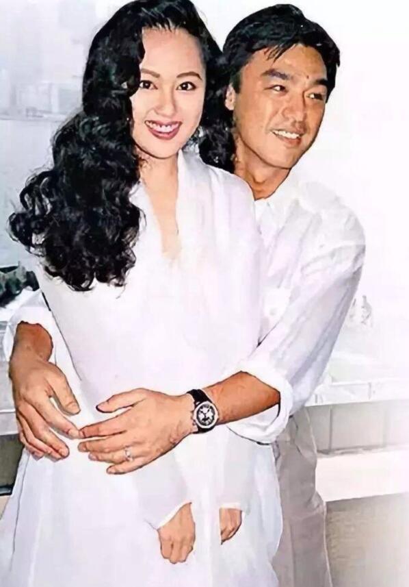 钟镇涛大女儿钟嘉晴结婚,钟镇涛将女儿的手交给女婿,转身落泪令人感触