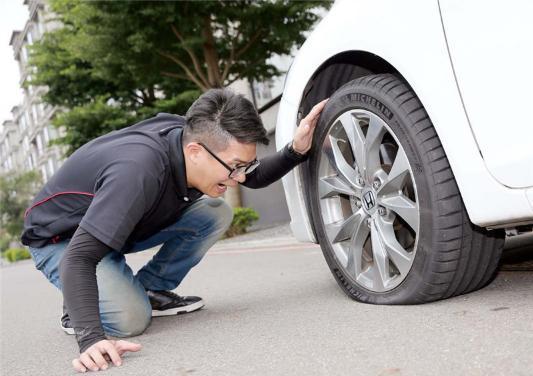 汽车轮胎最大的克星不是钉子，路上常见的这3种东西，才是慢刀子