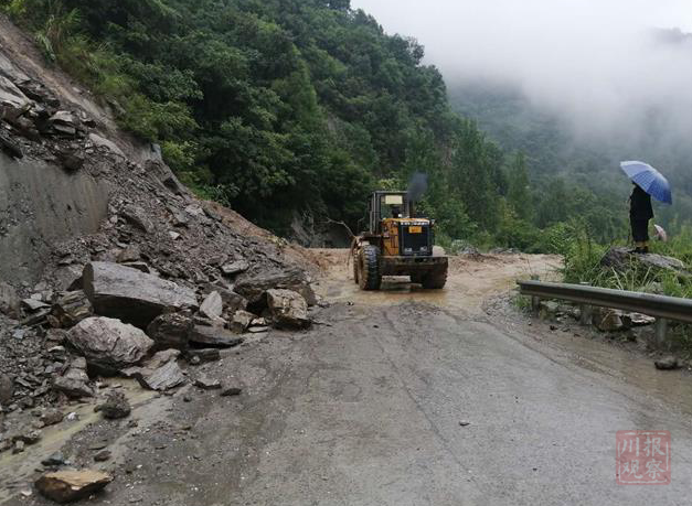 绵阳平武境内平松路,g247国道因暴雨中断