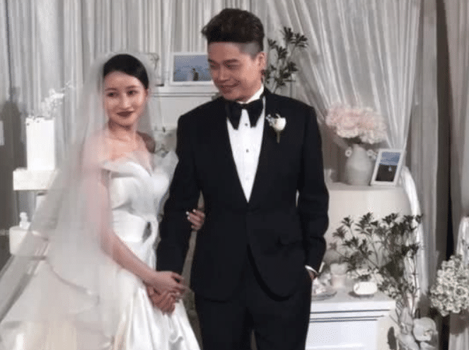 37岁主持人沈涛,工作多年主持功底深厚,妻子气质优雅