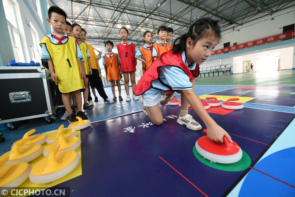 2020年8月11日,河北省广平县第四实验小学陆地冰壶队队员在进行暑期