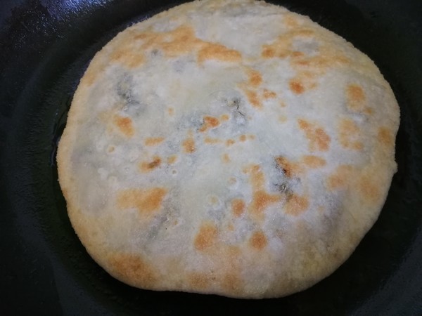 最后一步,平底锅里放入油,把雪菜肉饼放进去,烙至两面金黄熟透出锅