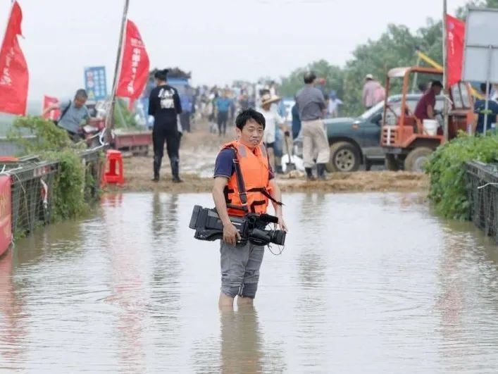 郑连军,周宗茂是电视时政新闻部的两名老记者,也是老搭档,在这次抗洪