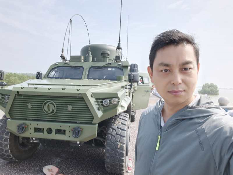 熟悉的军绿色,老兵郑连军要与"铁甲战友"合个影连续的高强度工作,加