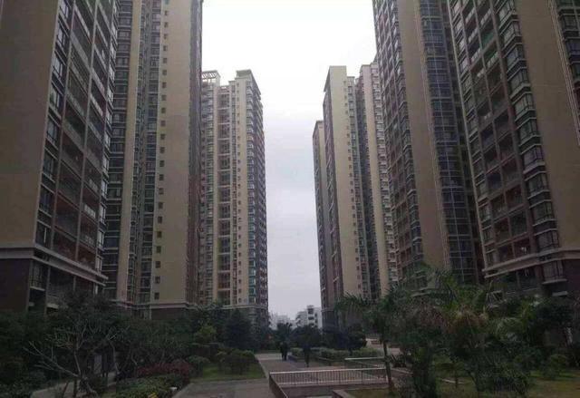 被房子“套牢”二三十年，年轻人失去“3样东西”，真的值得吗？