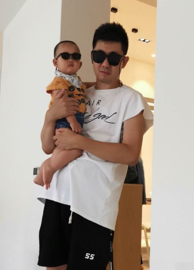 李艾晒老公儿子,灯泡被爸爸抱怀中刷牙一脸抗拒,看到妈妈秒变脸