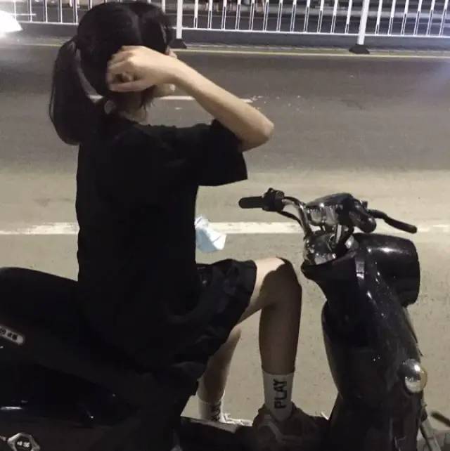 不露脸女生头像:黑色系/爸爸妈妈给我的不少不多,刚刚