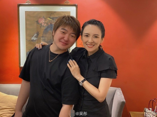章子怡与浙江卫视导演吴彤聚会合影汪峰怎么又黏着老婆是不放心吗
