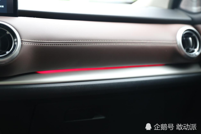 (不同驾驶模式下的氛围灯变化)