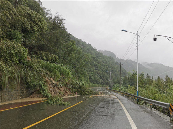 彭州湔江路因山体滑坡全路段封闭