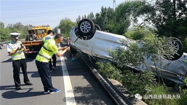 介休女司机穿高跟鞋开车上高速车翻了