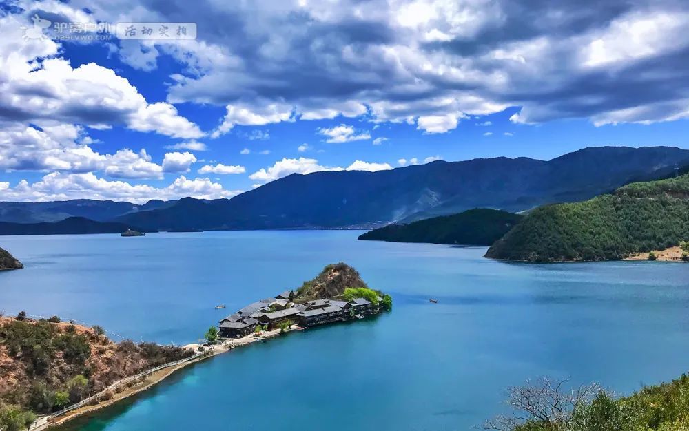 在这里一览泸沽湖全景,整个湖面都尽收眼底,是远眺泸沽湖的最佳地点.