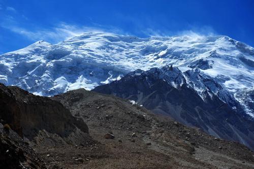 得益于其独特的美景,昆仑山大峡谷景区一般情况下的日平均游客量能