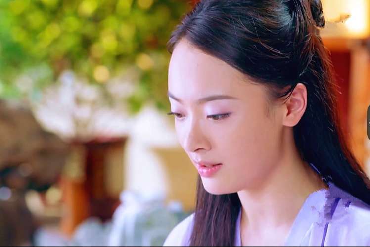 孙铱的古装造型让我印象深刻的是她在《楚乔传》中友情客串的桃叶姬