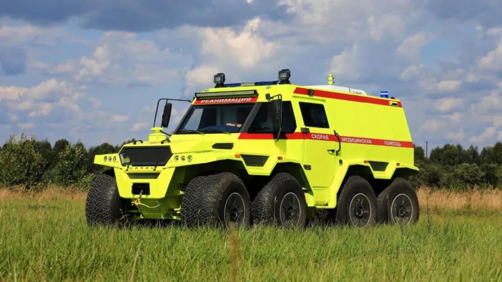 俄罗斯推出8x8的8轮越野救护车,网友:毛子造的车确实够狠!
