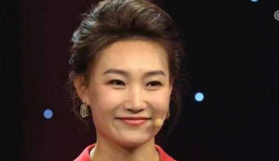 43岁央视主播李梓萌:戴假发主持13年,摘下头套的她什么样?