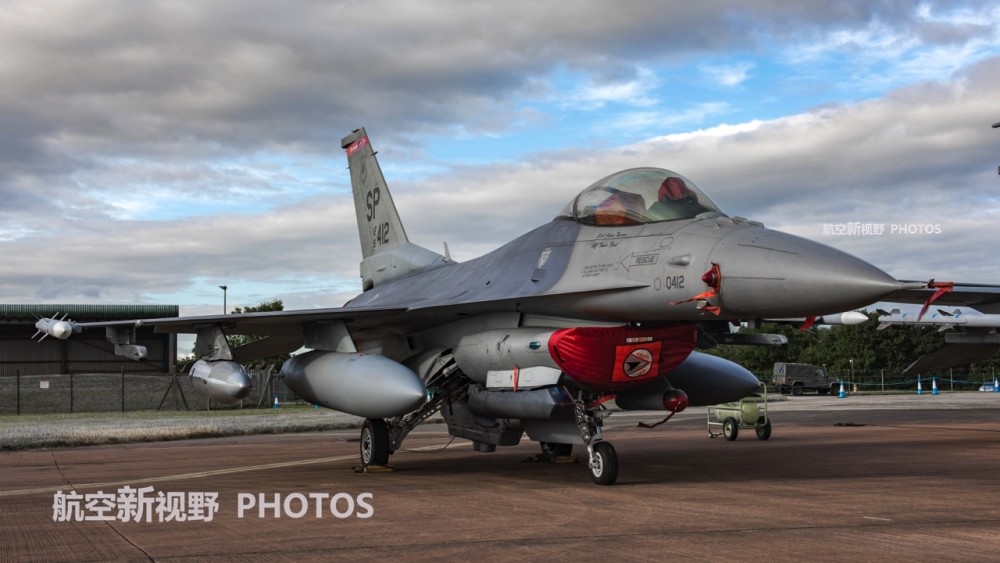 美国空军f-16c block50战斗机地面静态展示图片,可以看到翼尖的aim