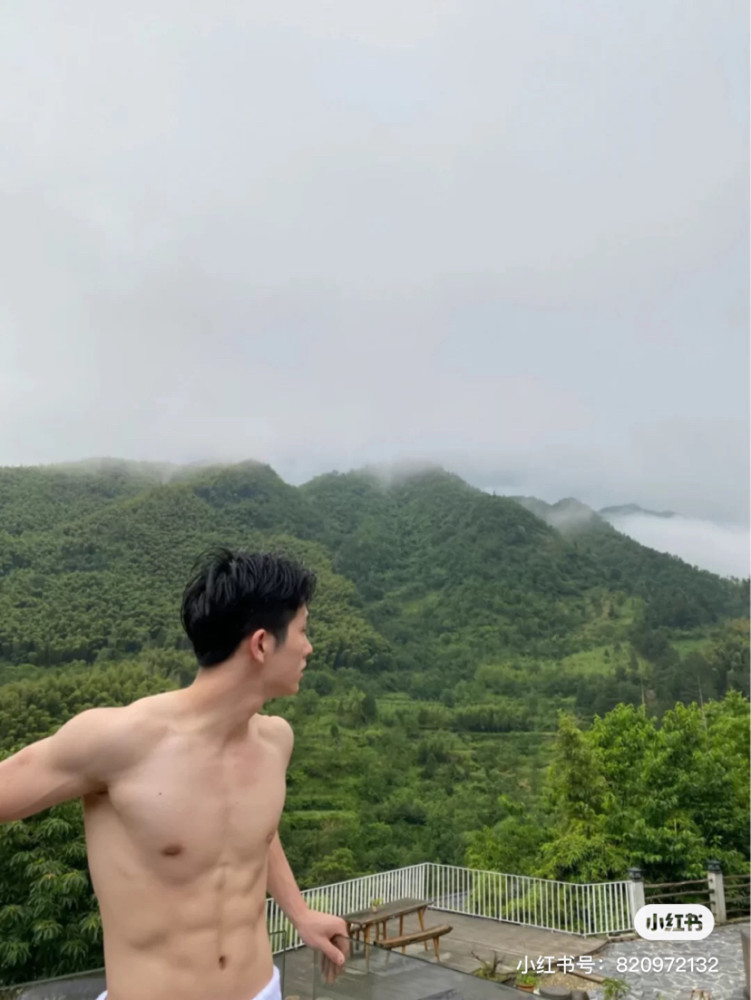 腹肌帅哥在山里的照片