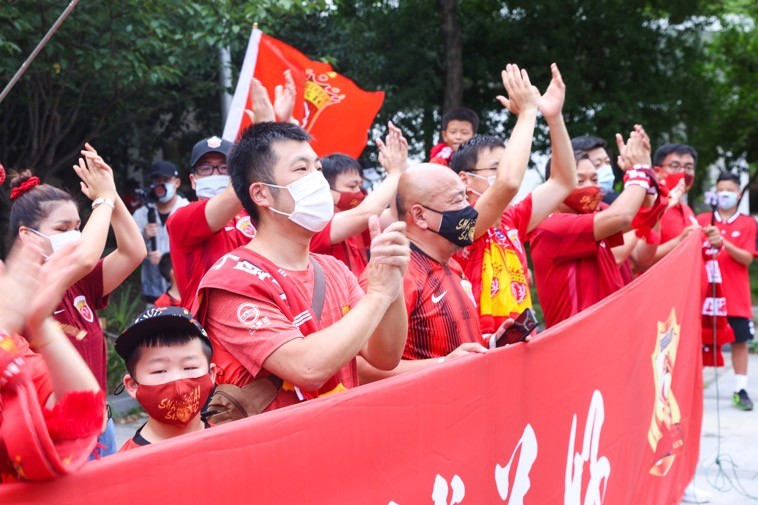 上港球迷赛前呐喊助威 为武汉大巴加油高喊旧将埃弗拉名字