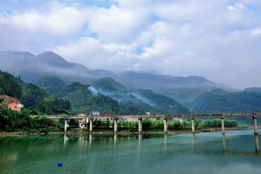 陕西又一古镇走红，人称安康“小江南”，却以“香柏岩”媲美华山