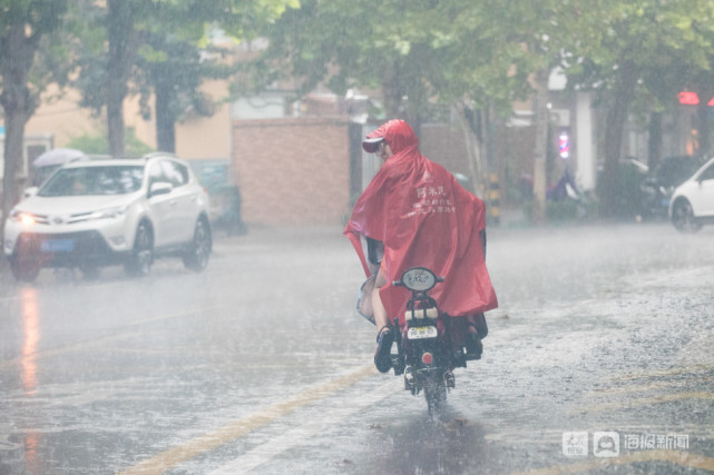 倾盆大雨突袭山东济南,路上行人蹚水出行
