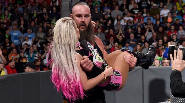 WWE版大型伦理言情剧?小魔女布利斯才是黑羊与邪神对决中的主角!