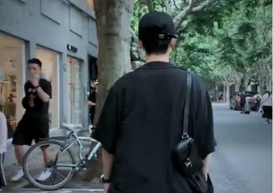 肖战热度大跌受冷落，走在街头没人搭讪，网友：咎由自取！