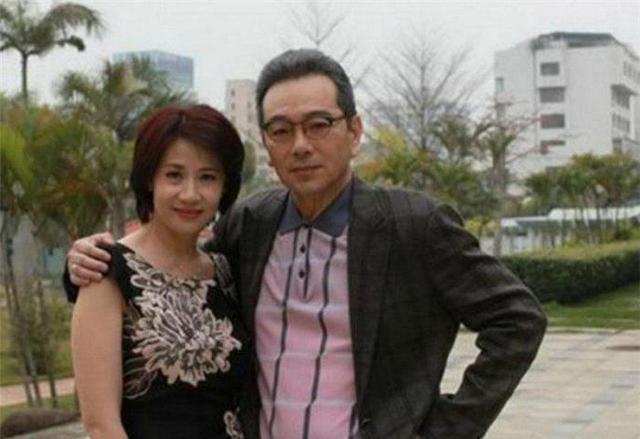 因为张晨光的妻子并不是娱乐圈的人,所以对于大家而言,我们并不太
