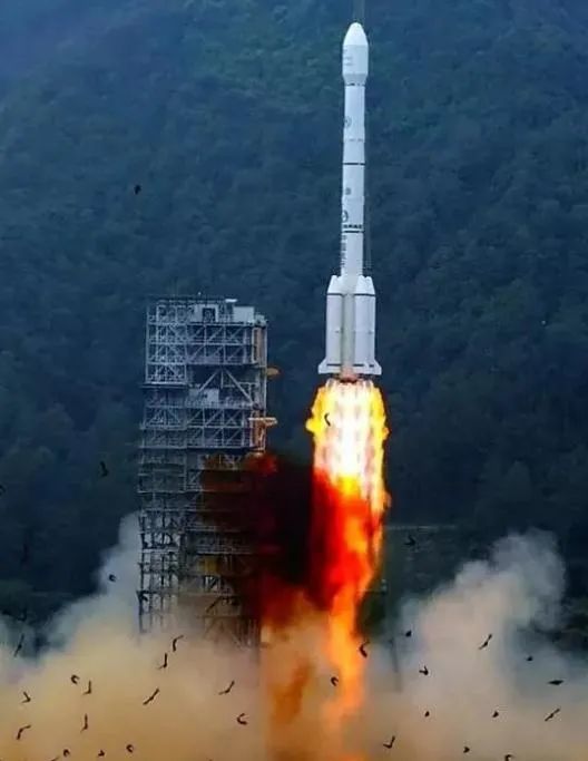 西昌卫星发射中心传来喜讯:我国自行研制的"长征二号e"捆绑式运载火箭