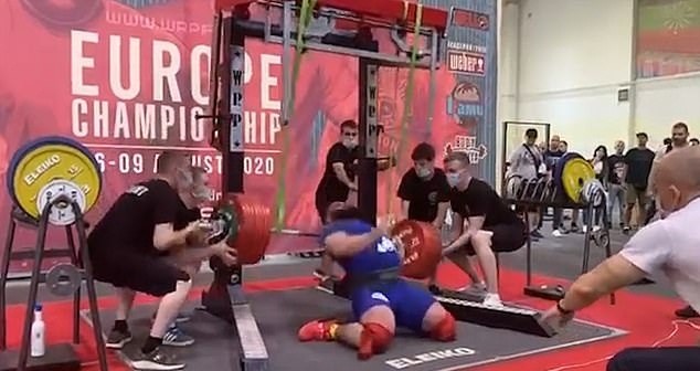俄罗斯举重运动员挑战400公斤深蹲时跪倒在地双膝骨折