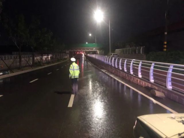 雨中的大伞很霸气,雨夜的"嘶吼"很暖心!