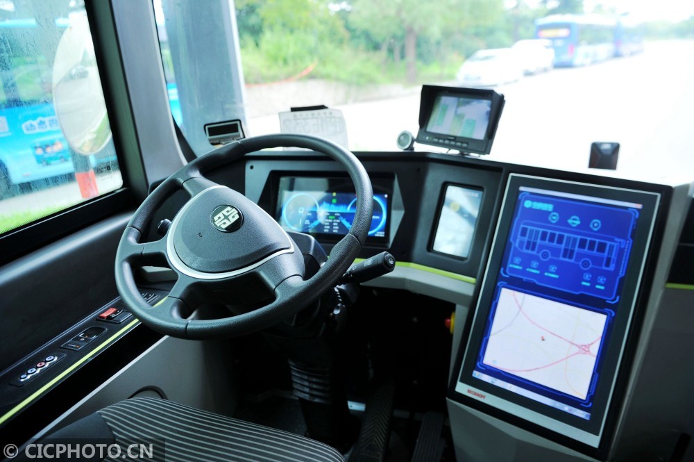2020年8月13日在山东青岛西海岸新区拍摄的智能自动驾驶公交车驾驶室.